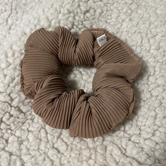 1pc EMLY Scrunchie - Picture 2 of 5
